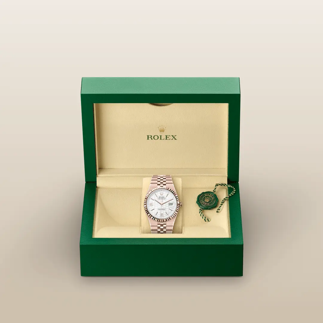 Rolex 
Land-Dweller 40
Oyster, 40 mm, Everose gold
M127335-0001