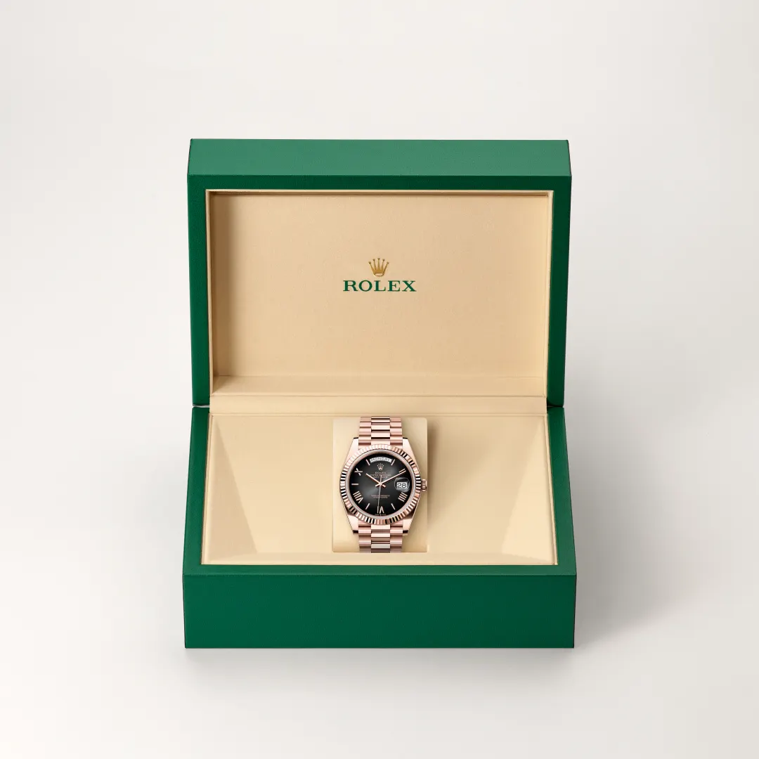 Rolex 
DAY-DATE
Oyster, 40 mm, Everose gold
M228235-0055