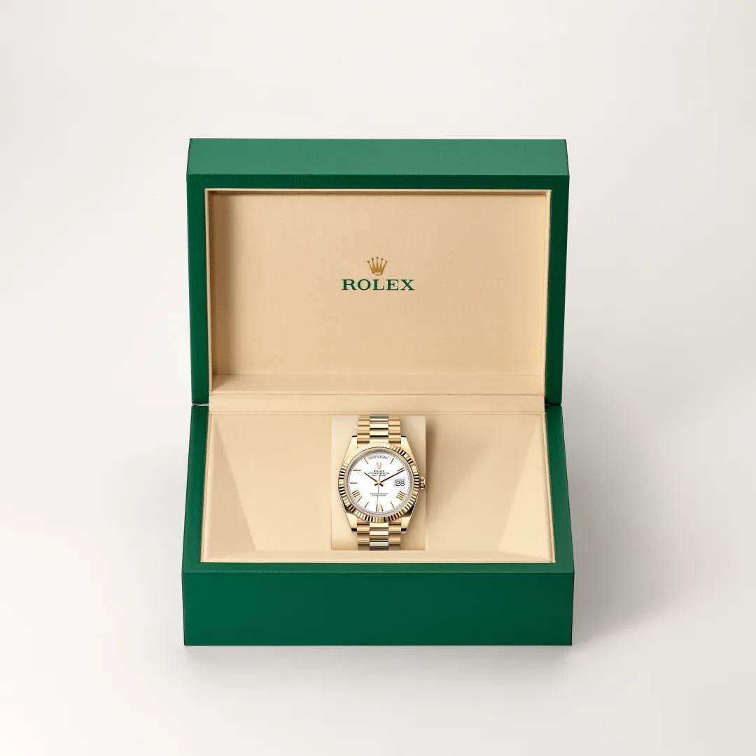 Rolex 
DAY-DATE
Oyster, 40 mm, yellow gold
M228238-0042